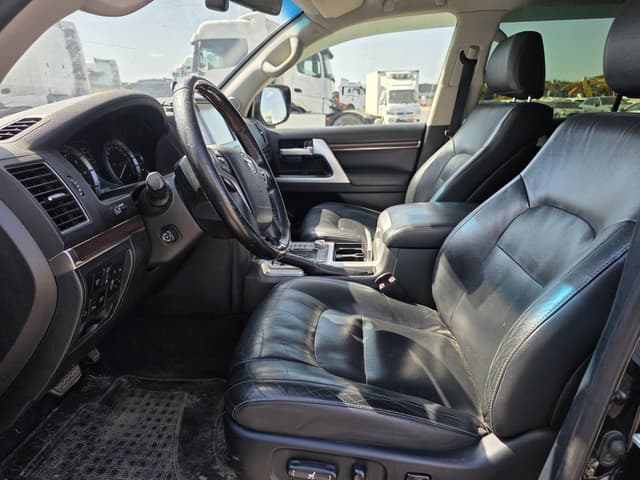 Toyota Land Cruiser 200 - 6