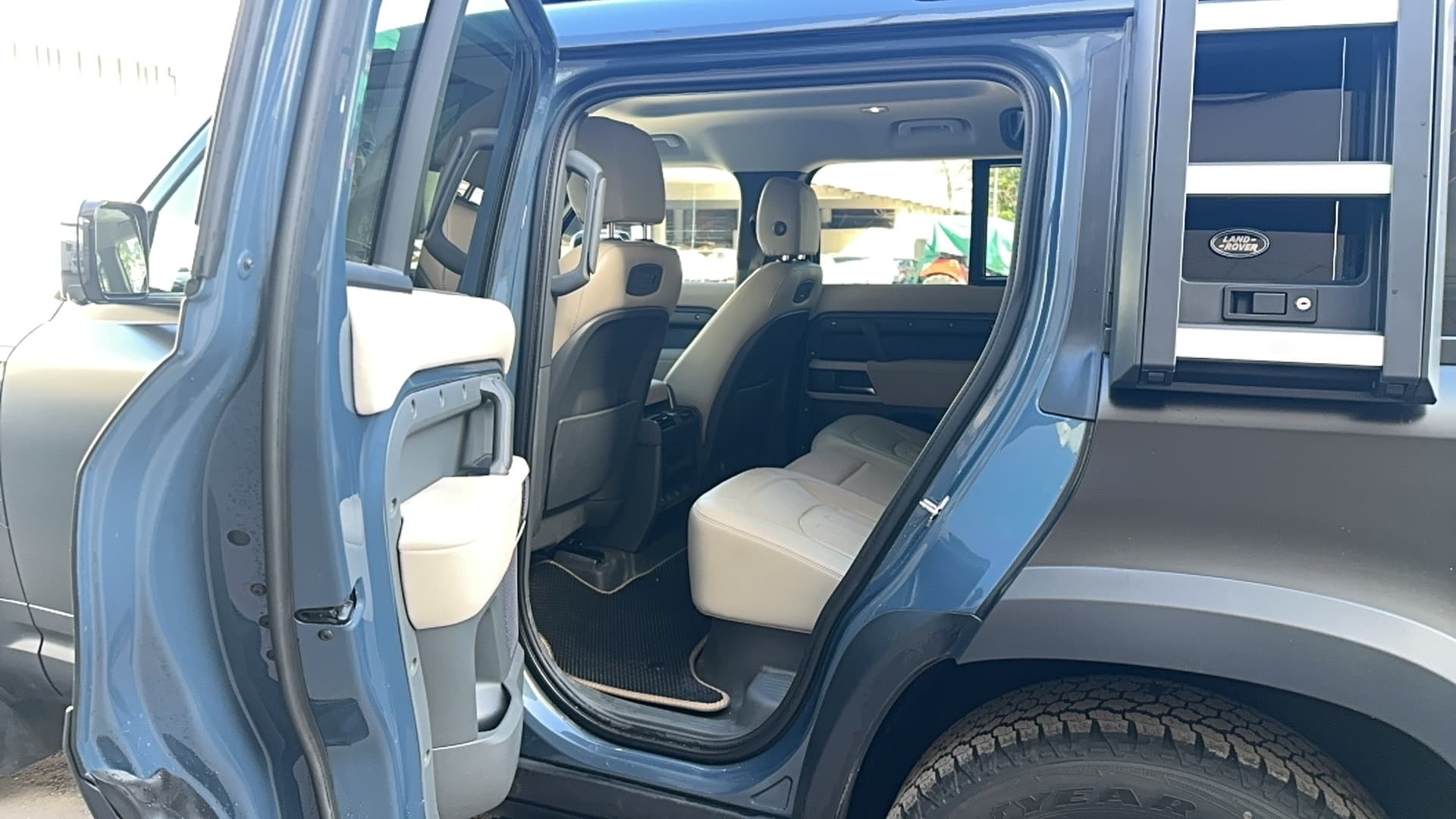 Land Rover Defender 110 - 9