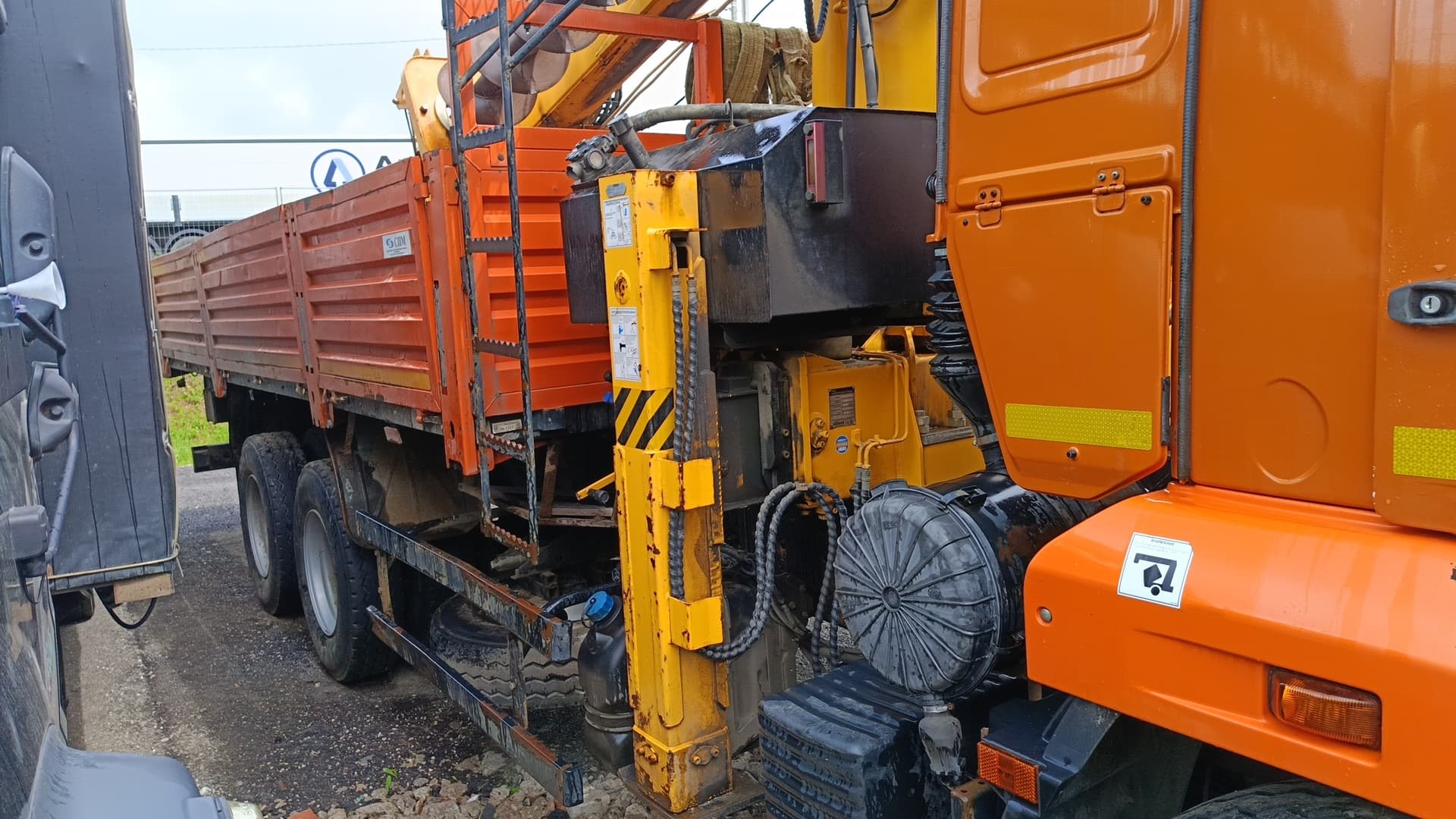 Строительные Подъемные Машины 7324* на шасси КамАЗ 65115 6X4 Бортовой с КМУ - 2