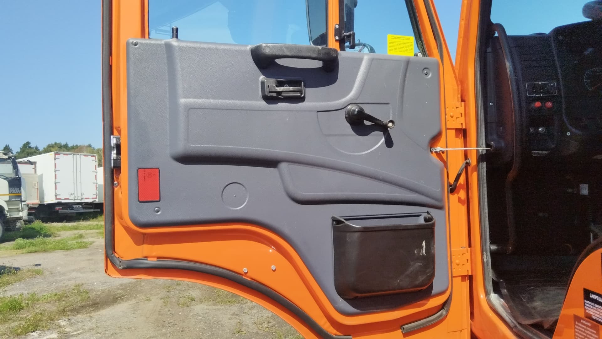 Кран Центр "Камаз" 6590* на шасси КамАЗ 65115 6x4 Бортовой с КМУ - 7