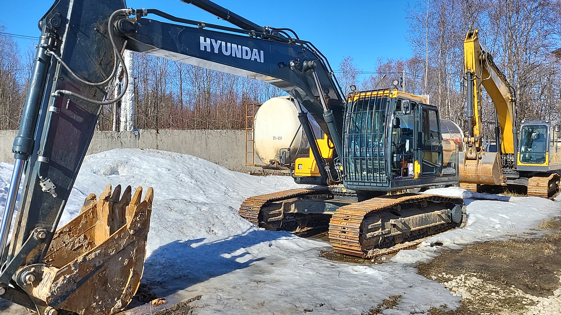 Hyundai HX220 Экскаватор - 1
