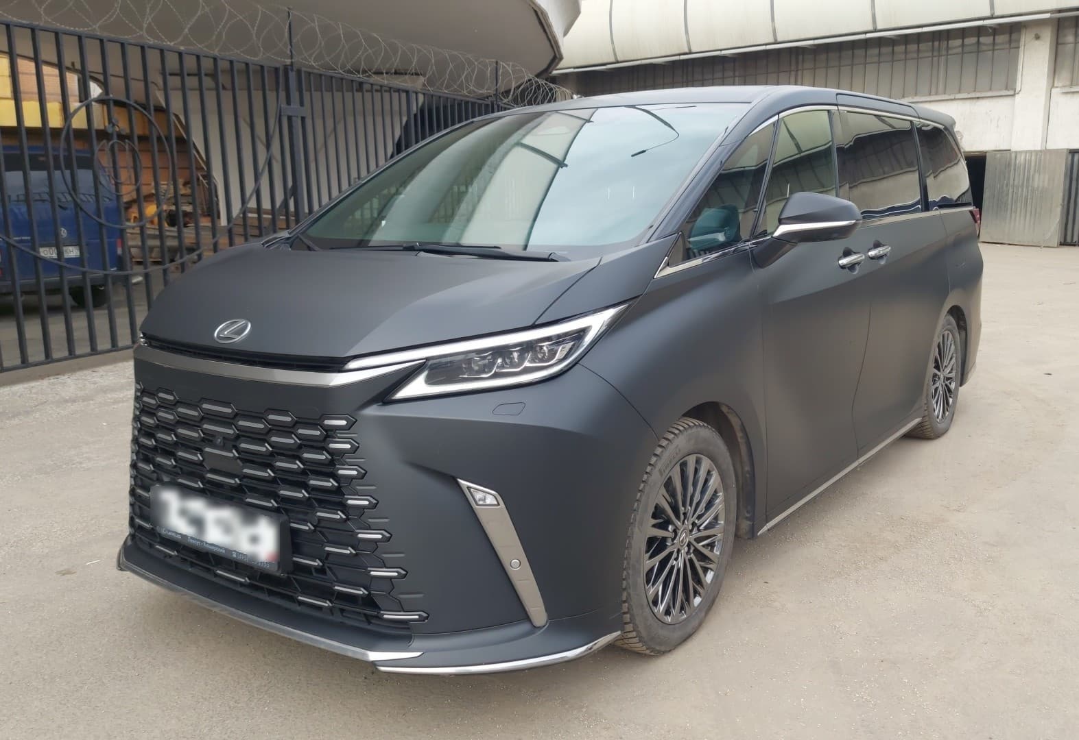 Lexus LM 350h - 1