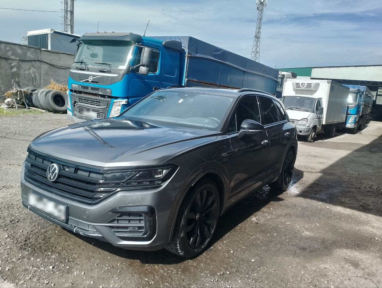 Volkswagen Touareg - 1