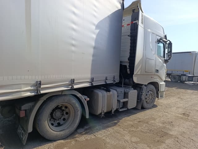 Dongfeng DFH 4x2 Седельный тягач - 3