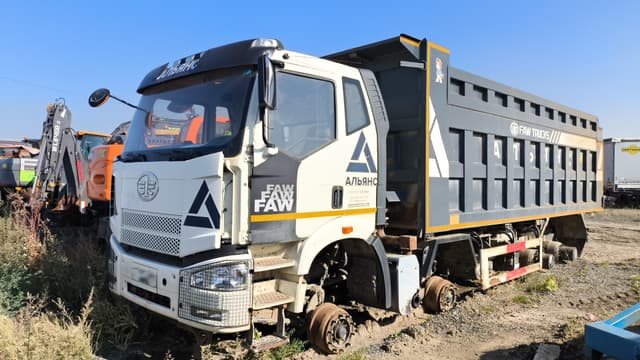FAW CA 3310 8x4 Самосвал - 1