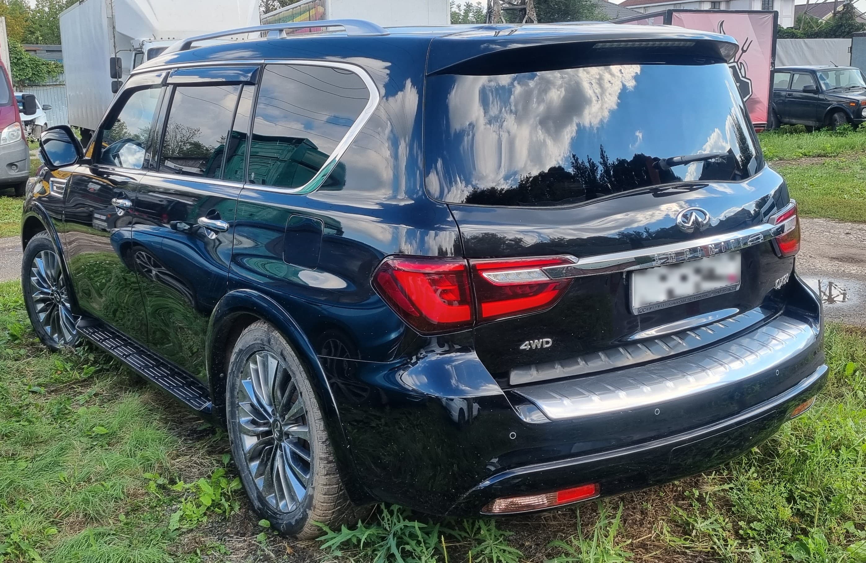 Infiniti QX80 - 4