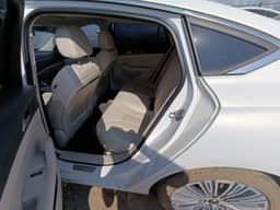 Hongqi H5 - 8