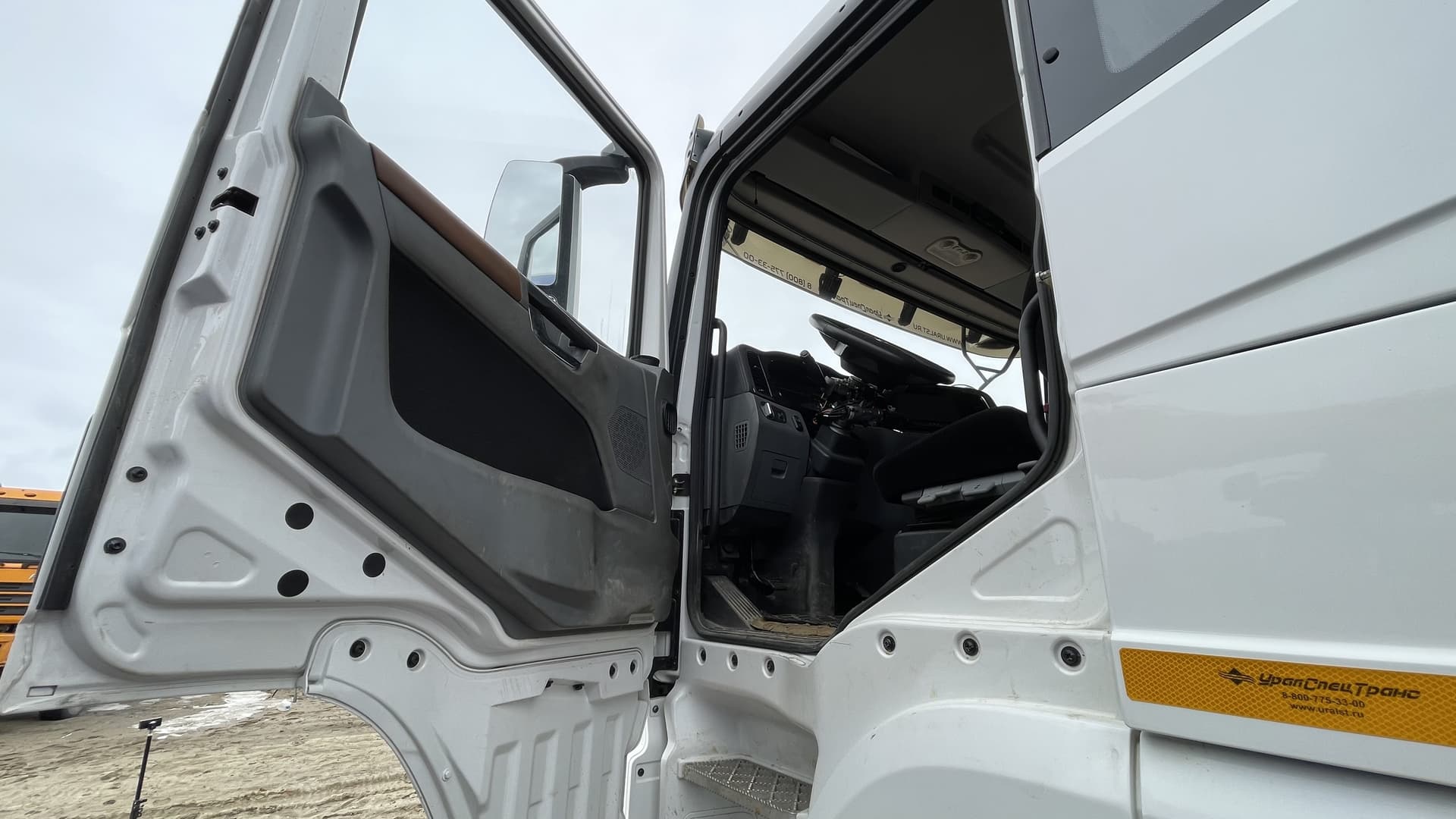 Уралспецтранс 5453* на шасси Shacman SX3258 6x6 Автотопливозаправщик - 7