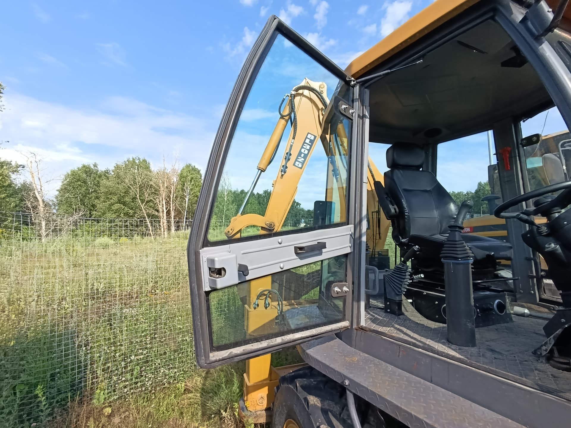 Builder BL30 Экскаватор-погрузчик - 8