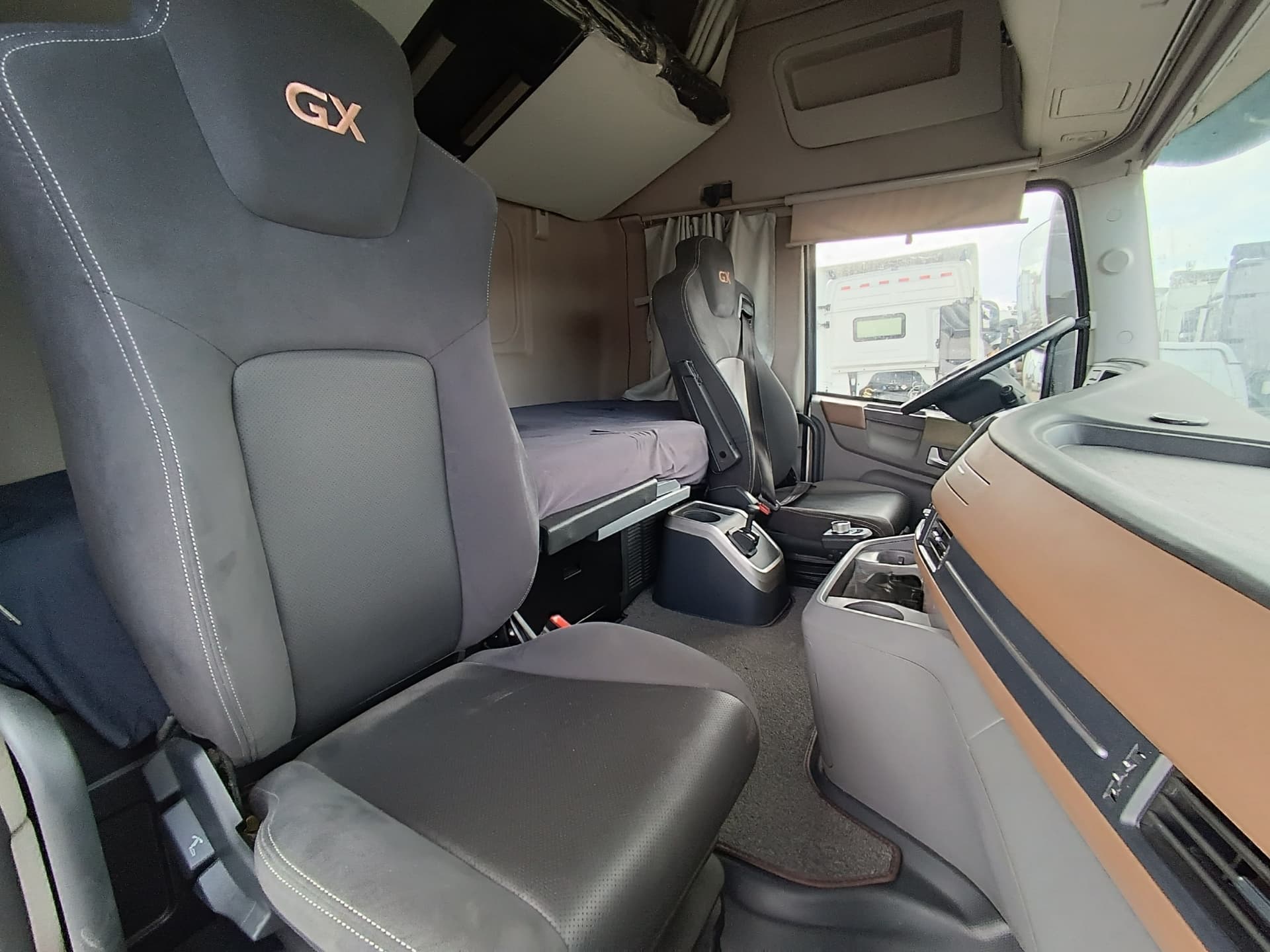 Dongfeng DFH 4x2 Седельный тягач - 9
