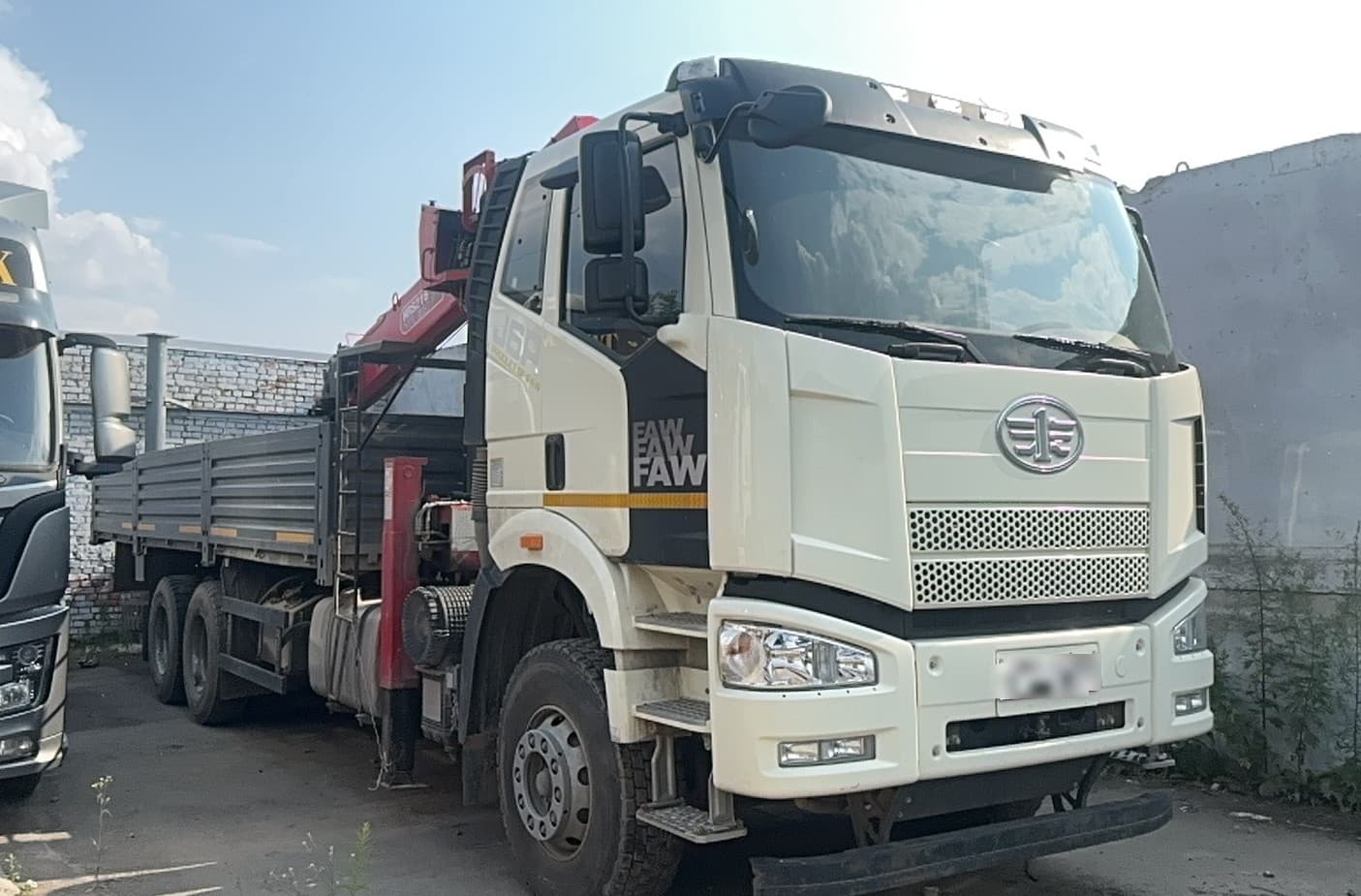Завод Спецмаш SM04* на шасси FAW CA 3250 6X4 Бортовой с КМУ - 2