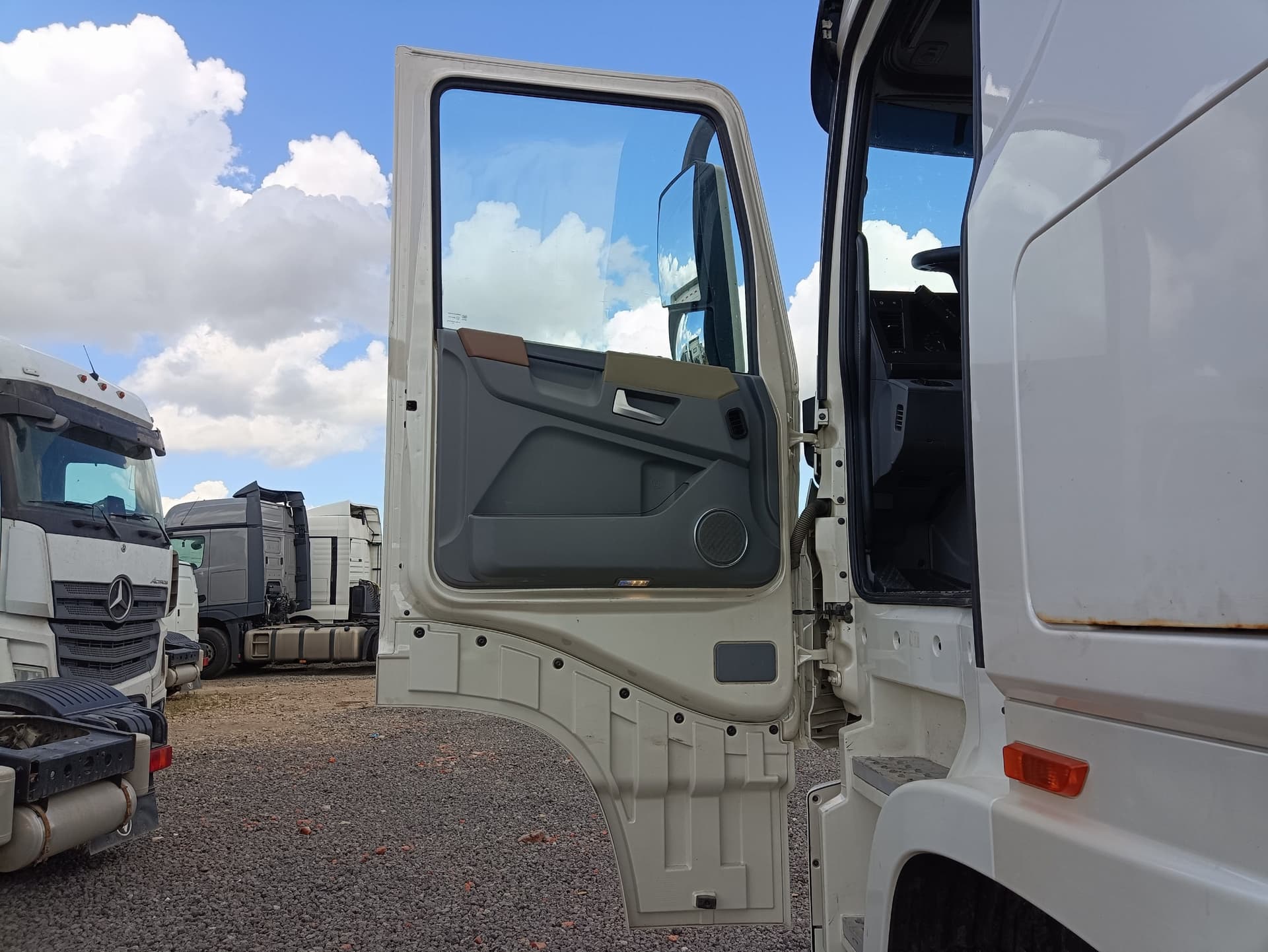 Dongfeng DFH 4x2 Седельный тягач - 8