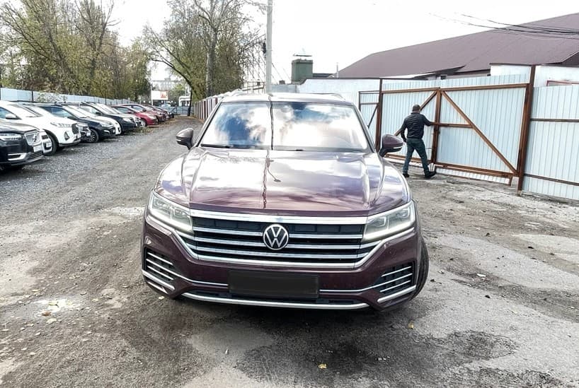 Volkswagen Touareg - 1