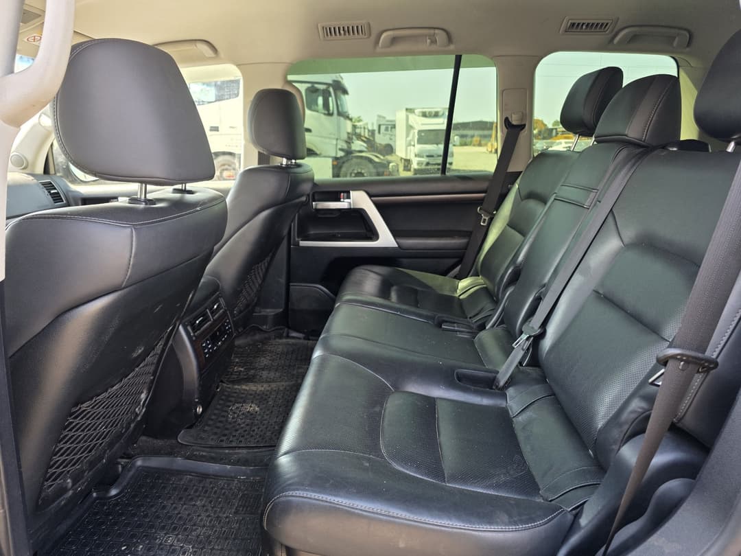 Toyota Land Cruiser 200 - 9