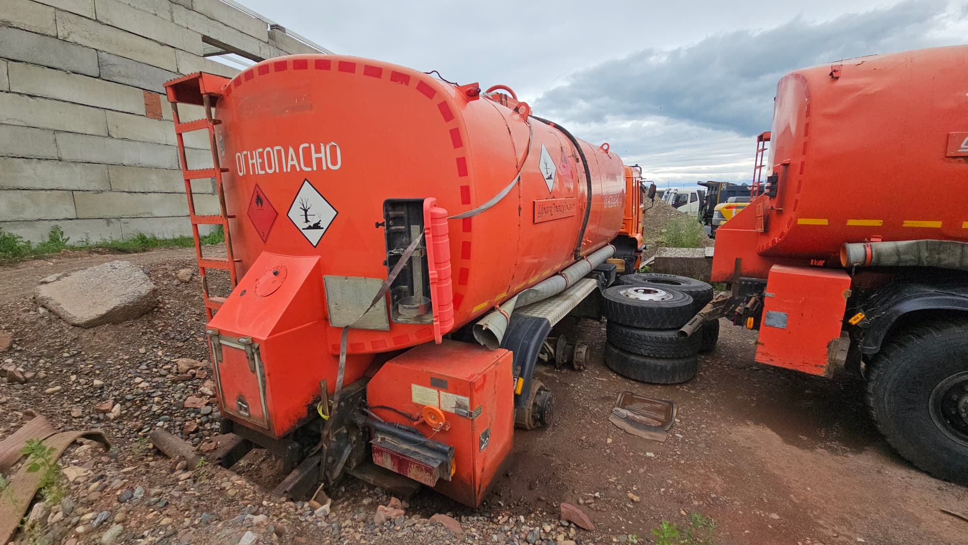 Уралспецтранс 5453* на шасси КамАЗ 6522 6x6 Автоцистерна нефтепромысловая - 2