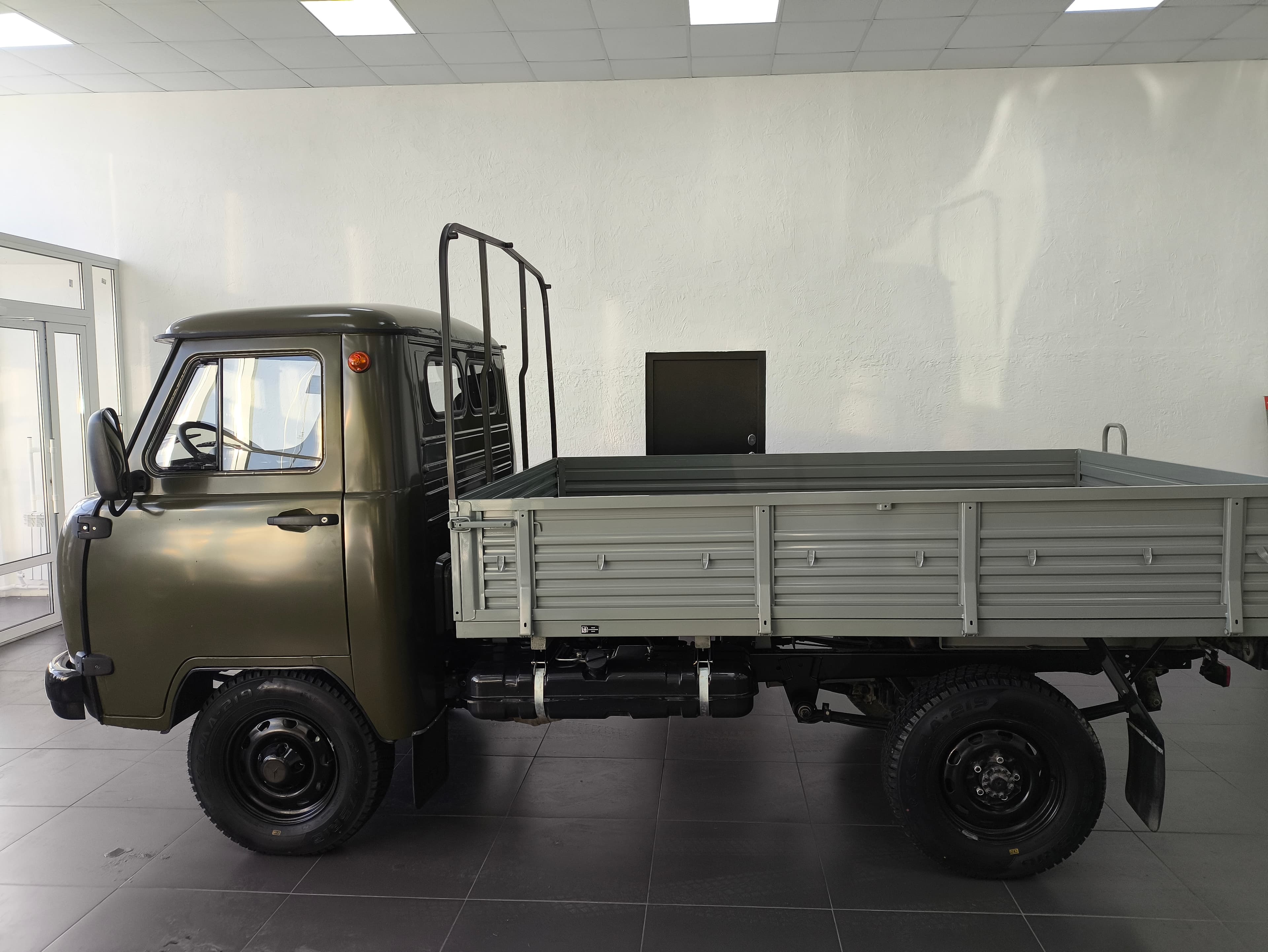 UAZ 3303 Бортовой - 5