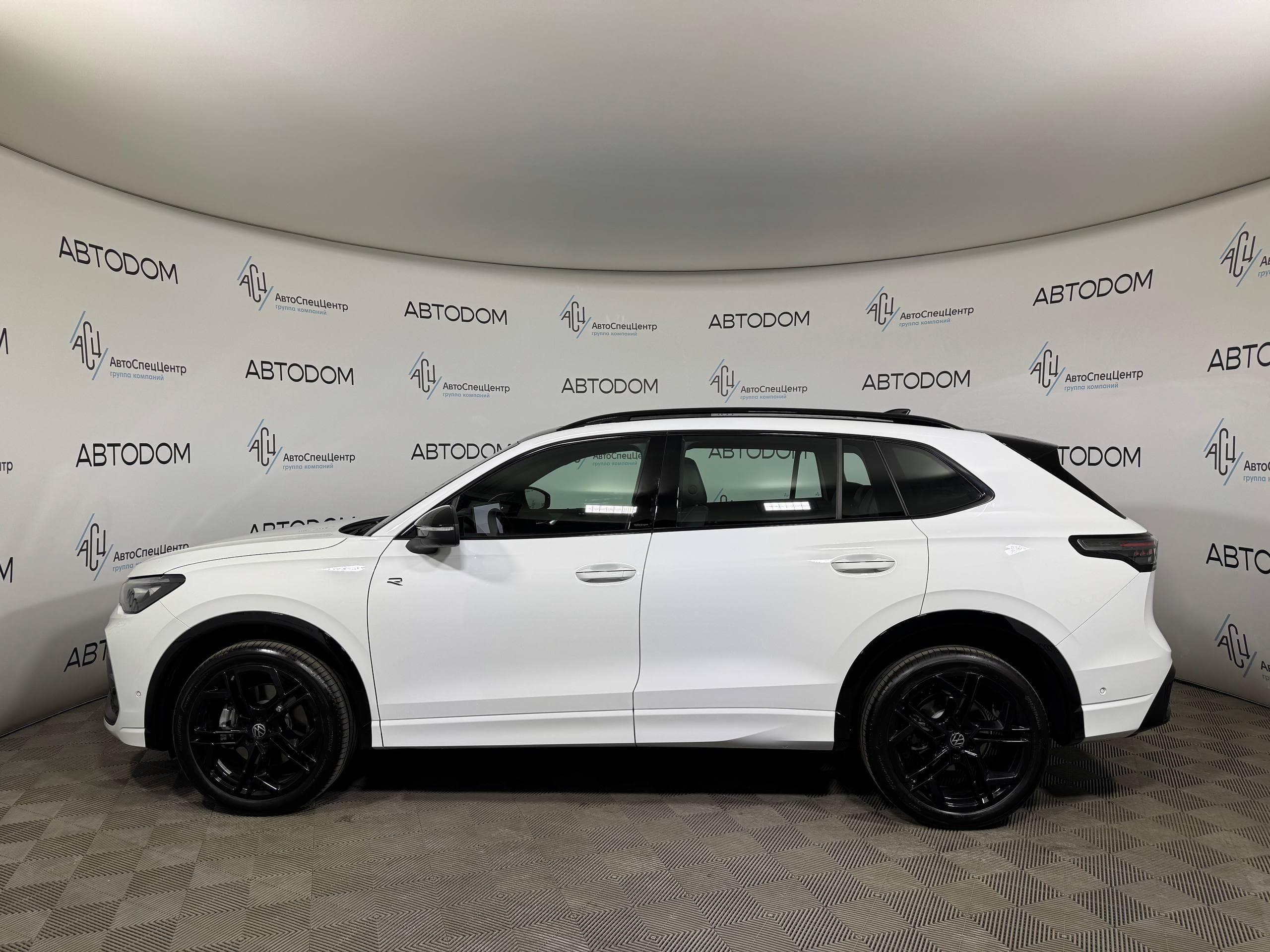 Volkswagen Tiguan L Pro - 3