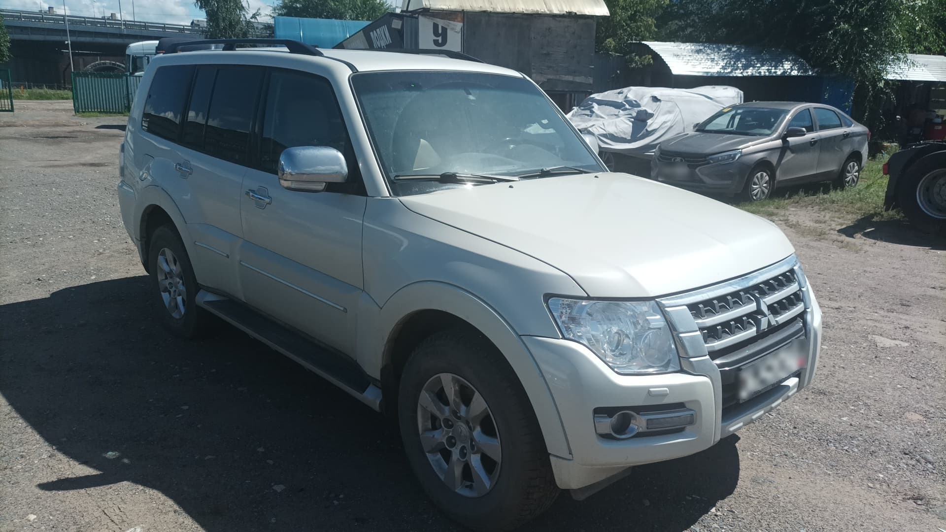 Mitsubishi Pajero - 2