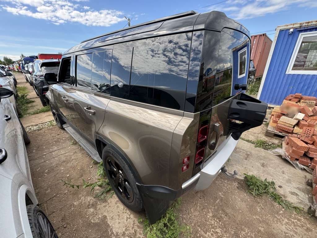 Land Rover Defender 110 - 4
