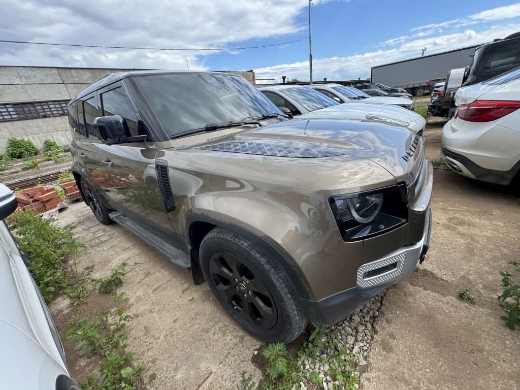 Land Rover Defender 110 - 2