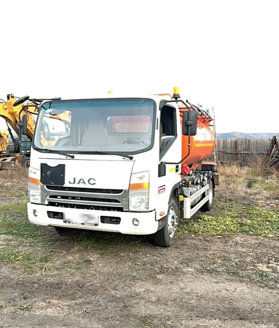 Jac N90 4x2 Автоцистерна нефтепромысловая - 1