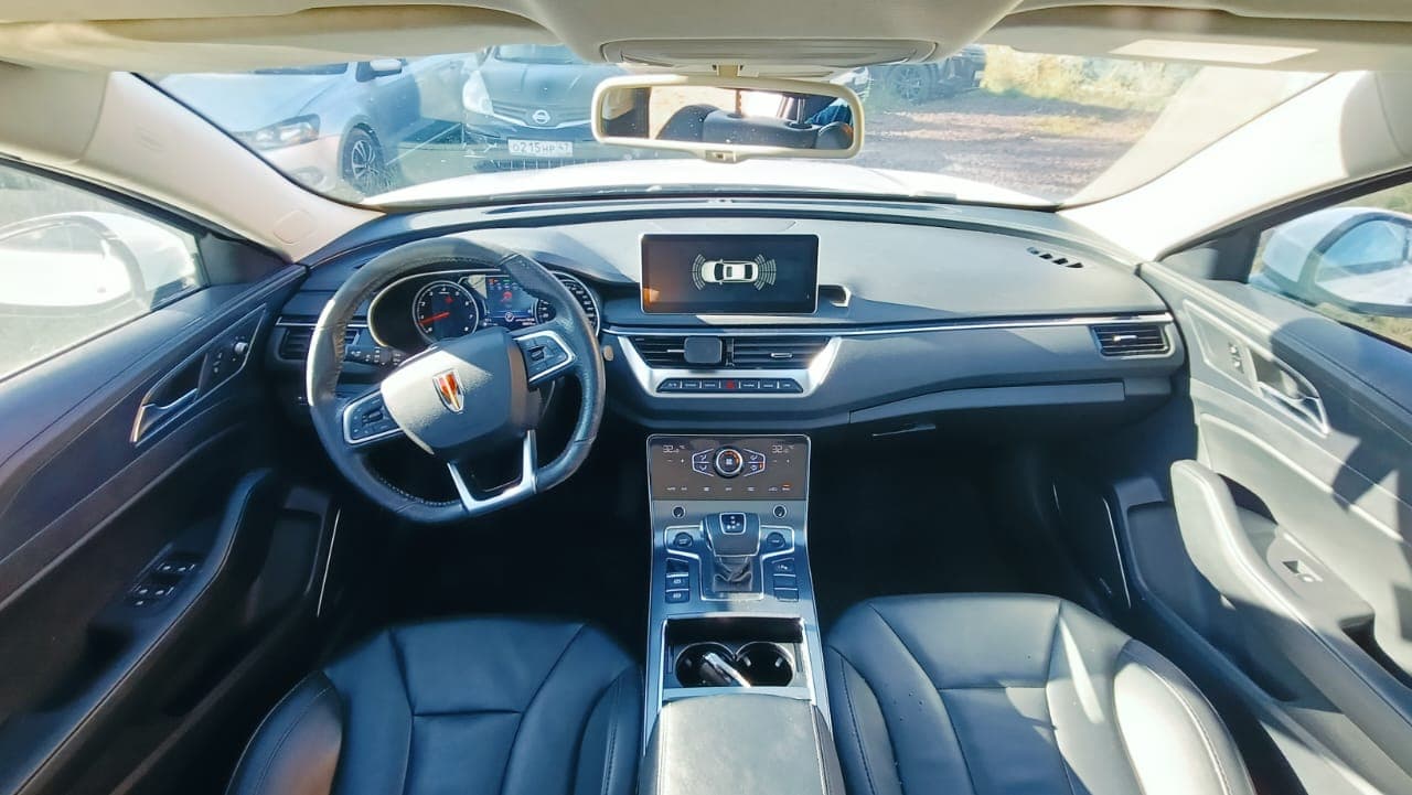 Hongqi H5 - 5
