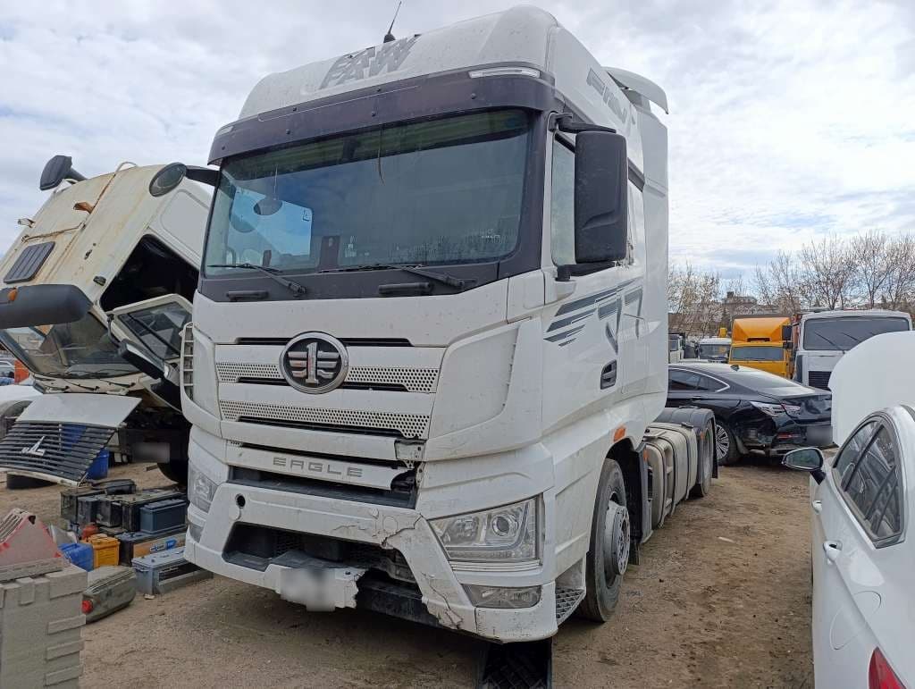 FAW J7 4x2 Седельный тягач - 1