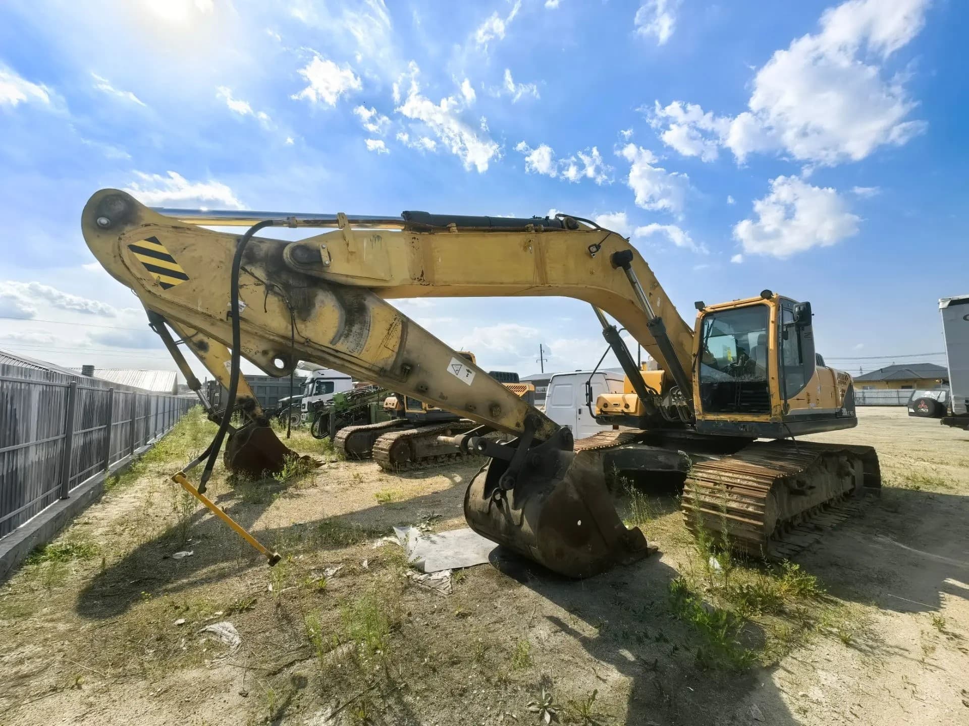 Hyundai R300 Экскаватор - 1
