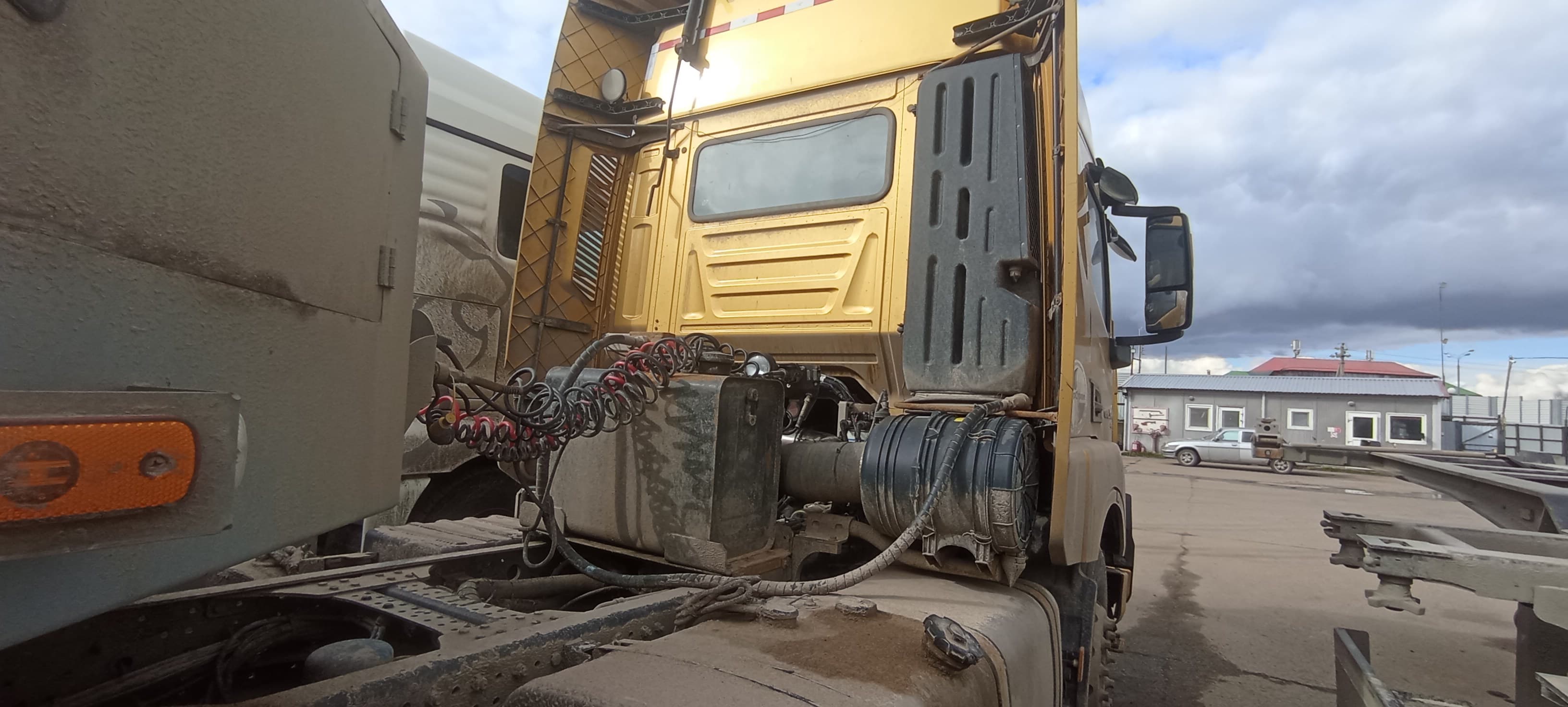 Hongyan CQ* 6x4 Седельный тягач - 3