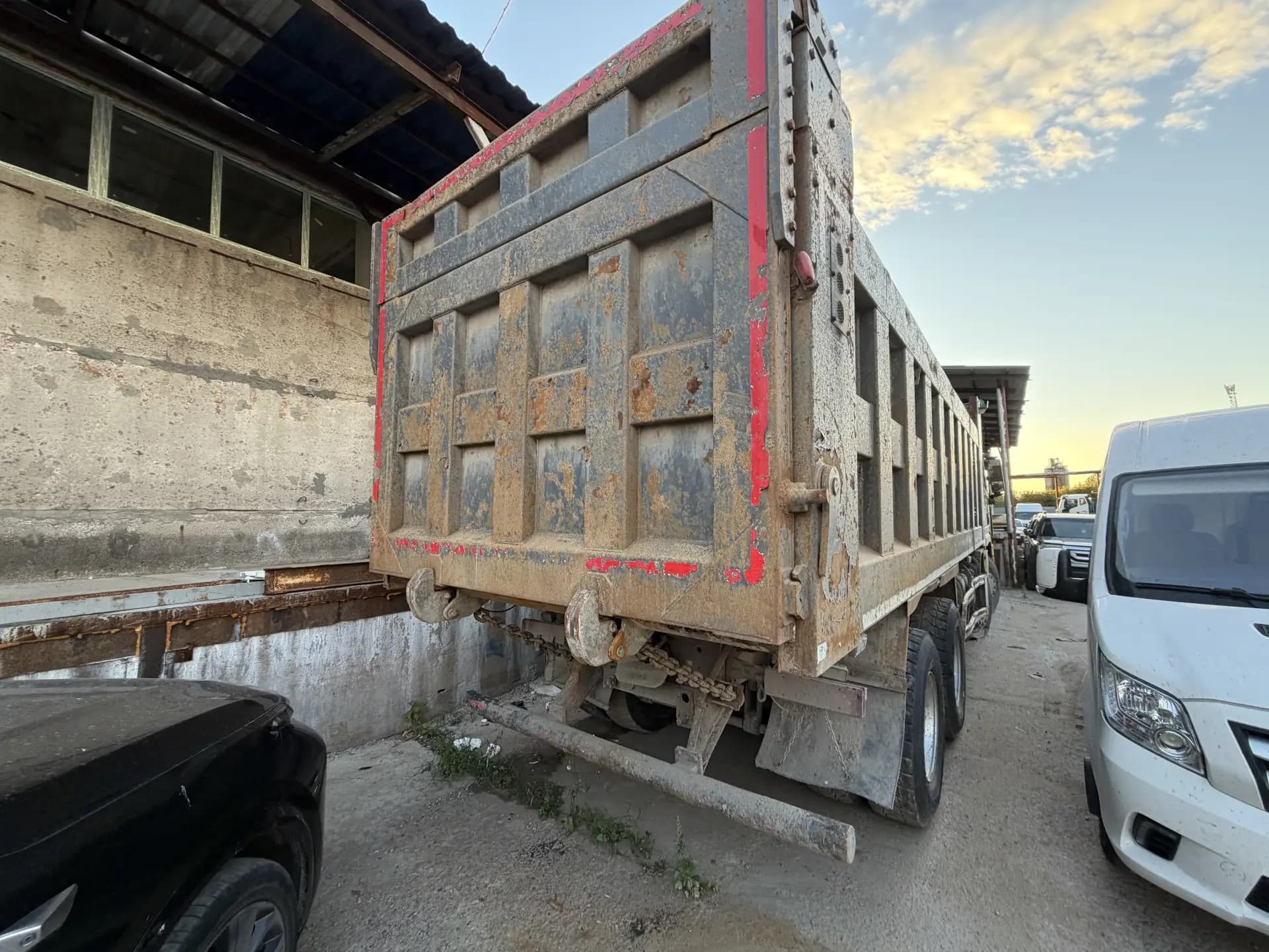 Shacman (Shaanxi) SX* 8x4 Самосвал - 3