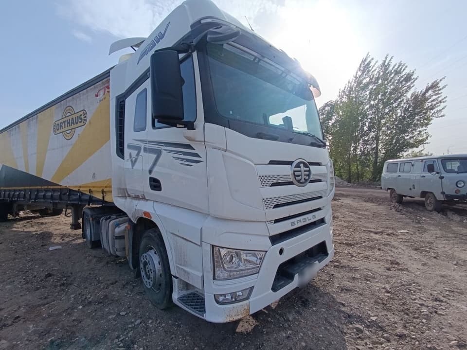FAW J7 4x2 Седельный тягач - 2