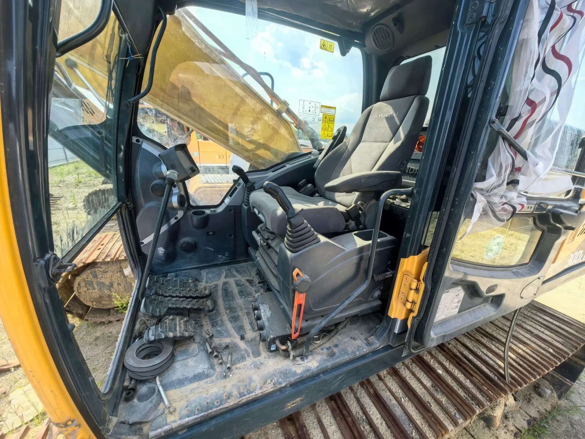 Hyundai R300 Экскаватор - 4