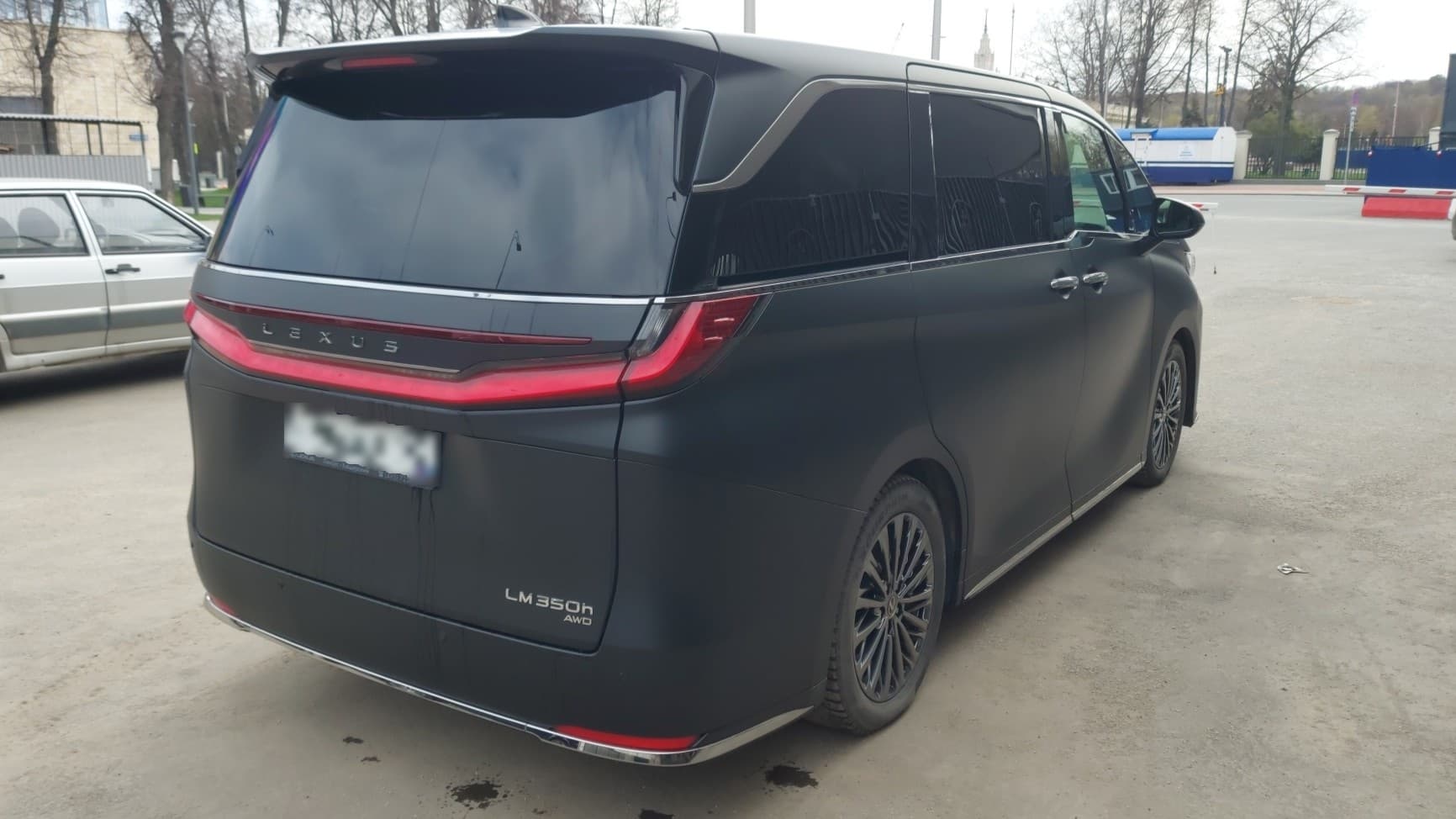 Lexus LM 350h - 3