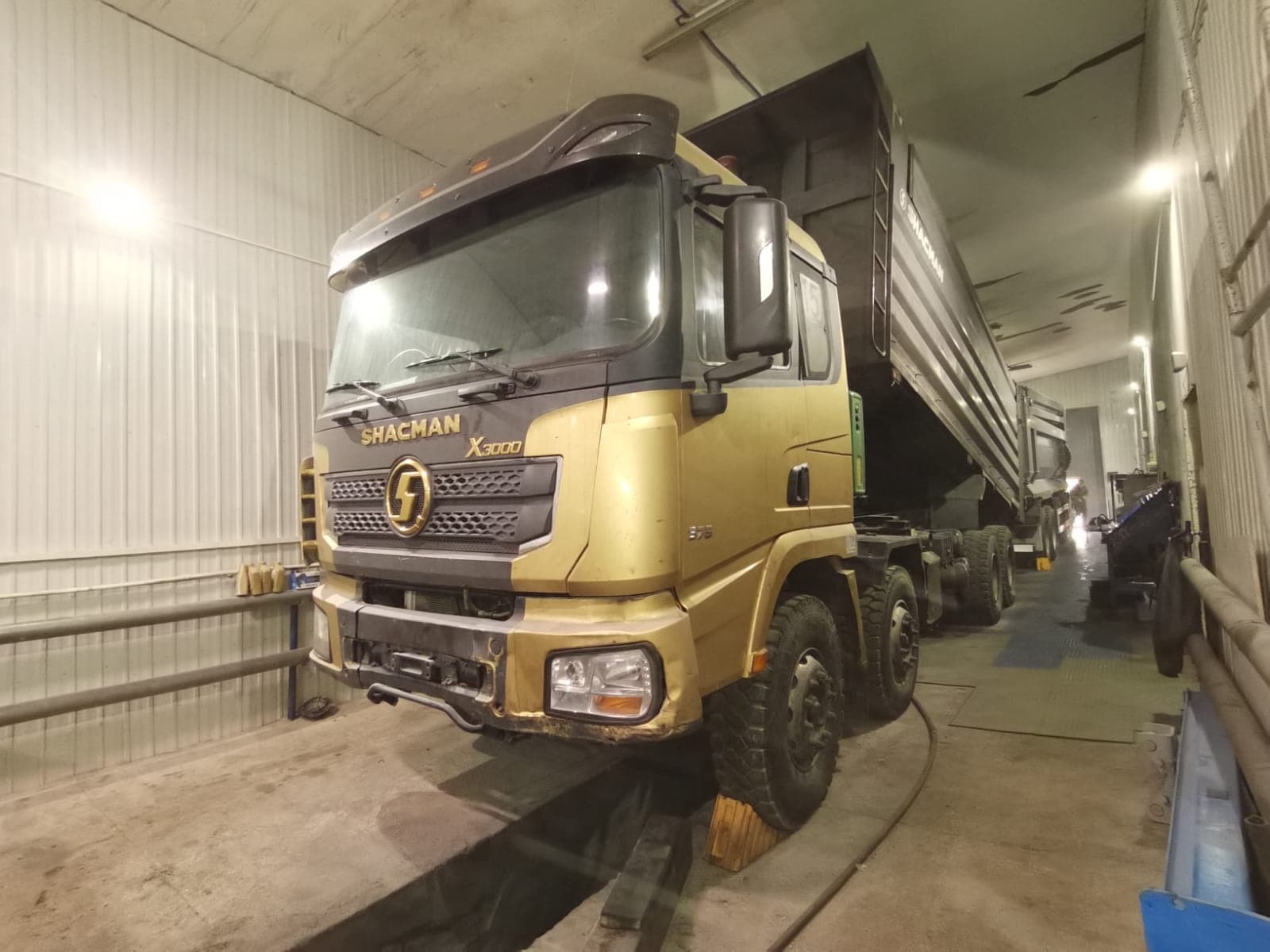 Shacman (Shaanxi) SX33186T366 8х4 Самосвал - 1