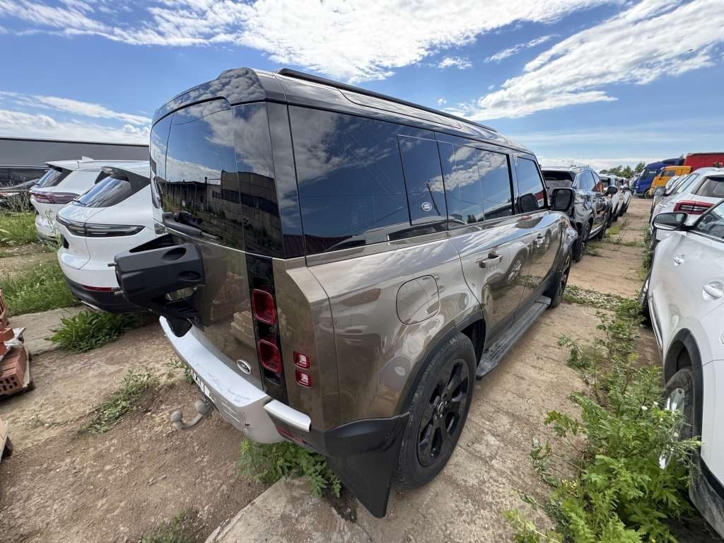 Land Rover Defender 110 - 3