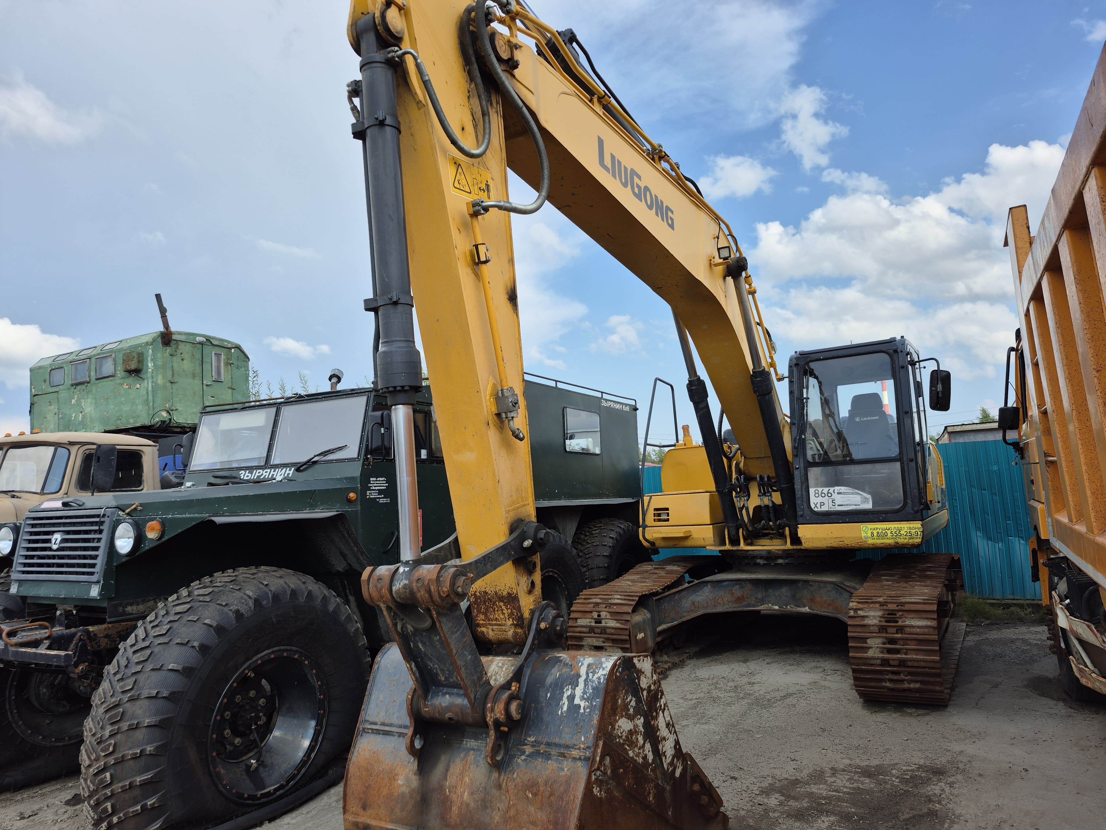 Liugong CLG922 Экскаватор - 1