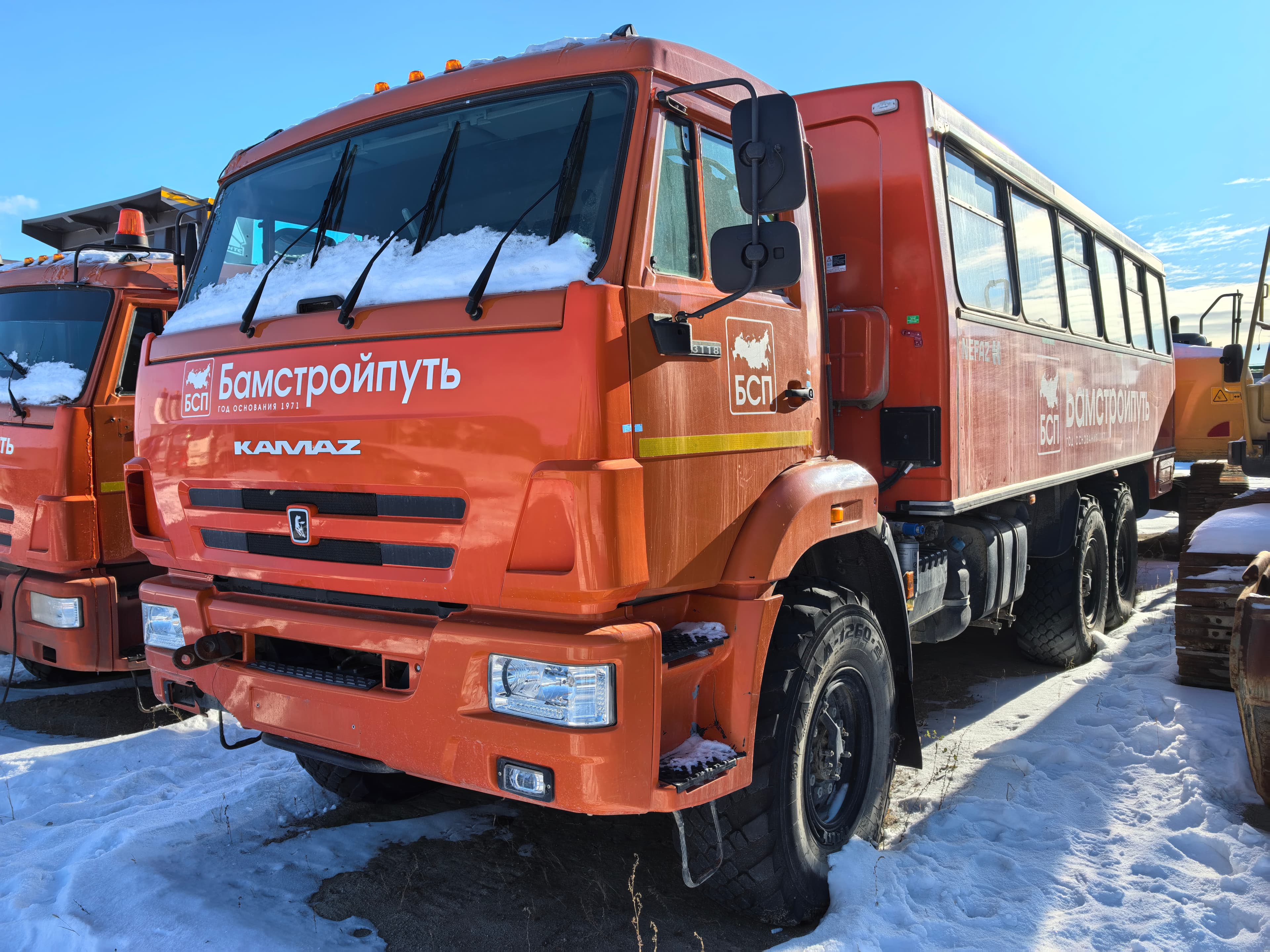 Нефаз 4208* на шасси КамАЗ 43118 6x6 Вахтовый автобус - 1