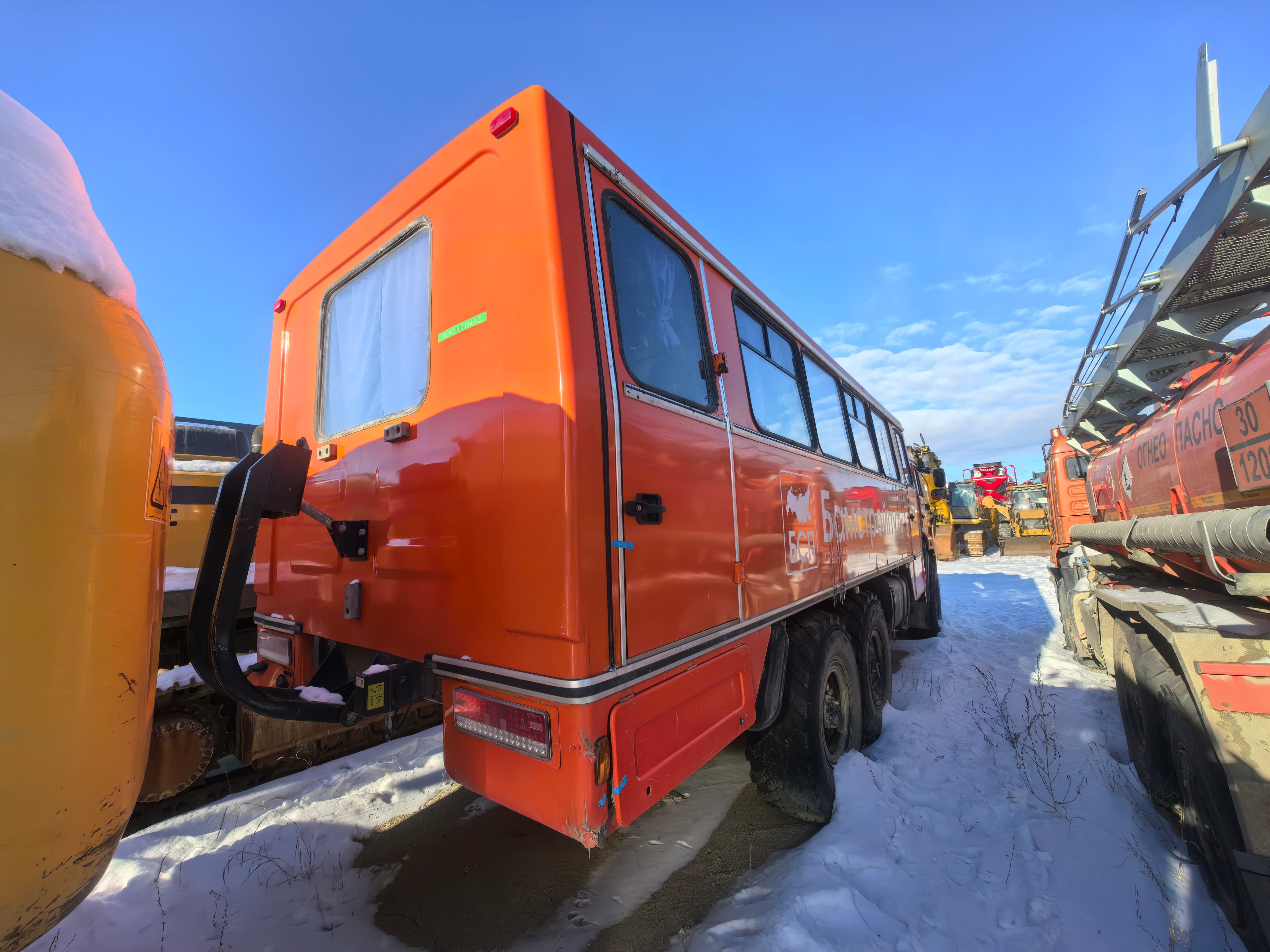 Нефаз 4208* на шасси КамАЗ 43118 6x6 Вахтовый автобус - 3