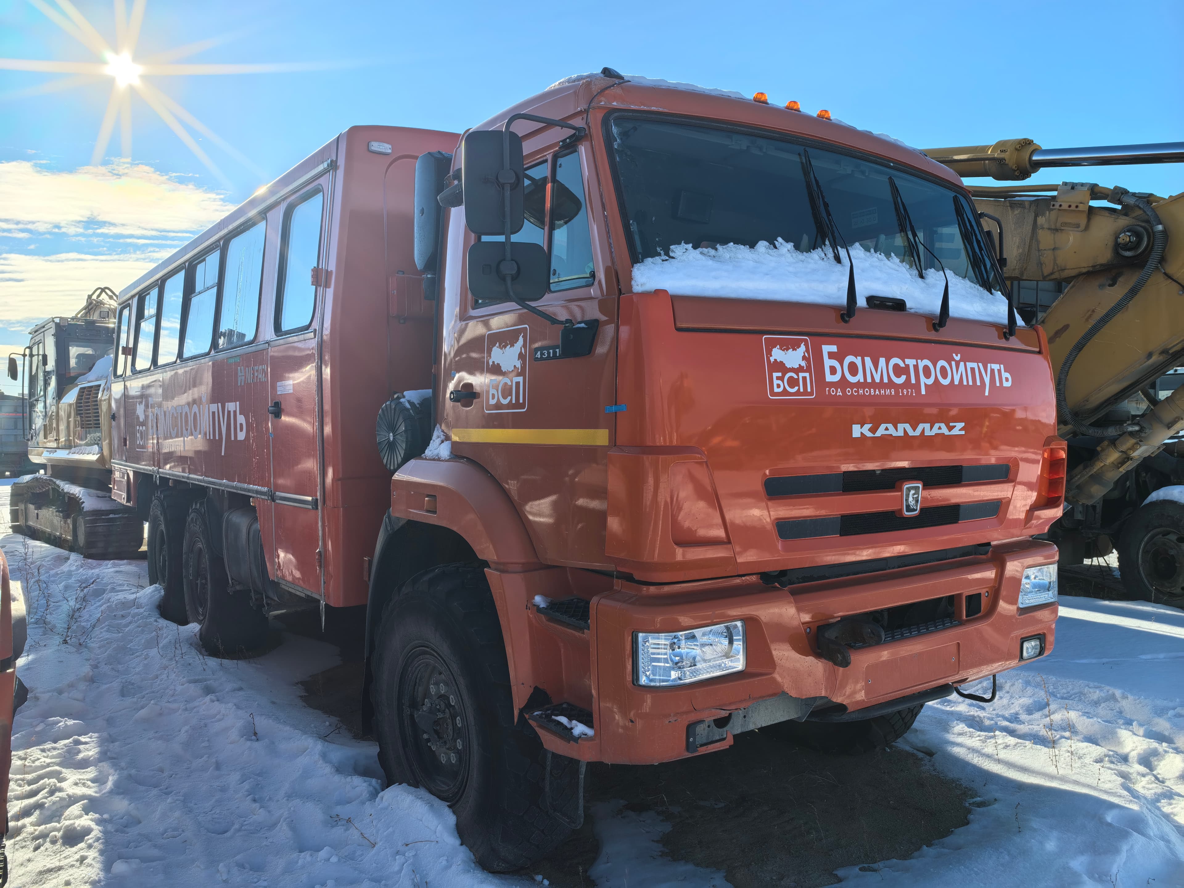 Нефаз 4208* на шасси КамАЗ 43118 6x6 Вахтовый автобус - 2